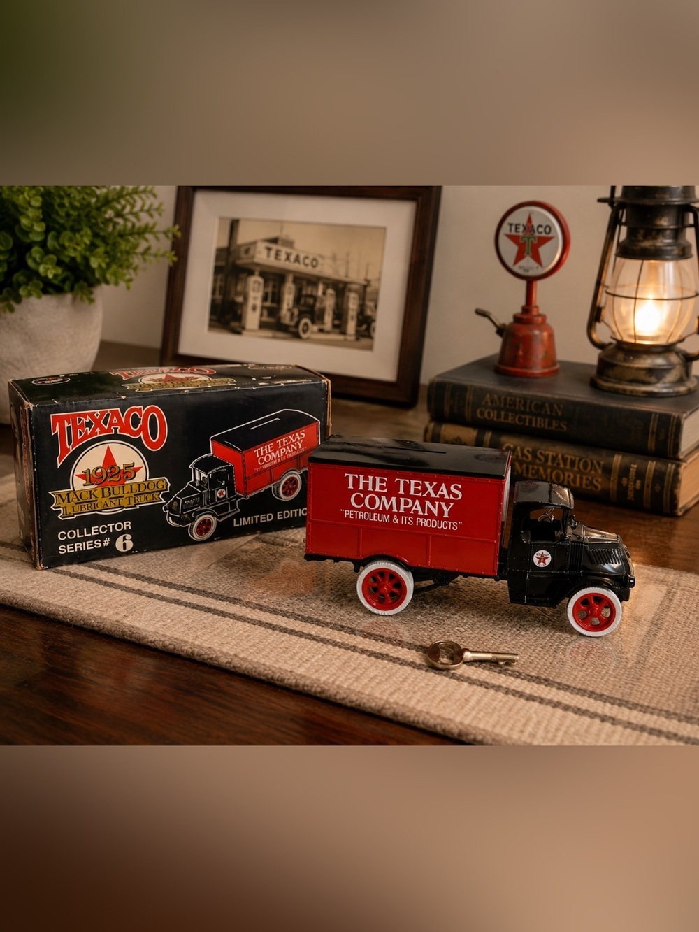 ERTL 1925 Texaco Mack Bulldog Lubricant Truck Bank Collector Series #6 w/ Key